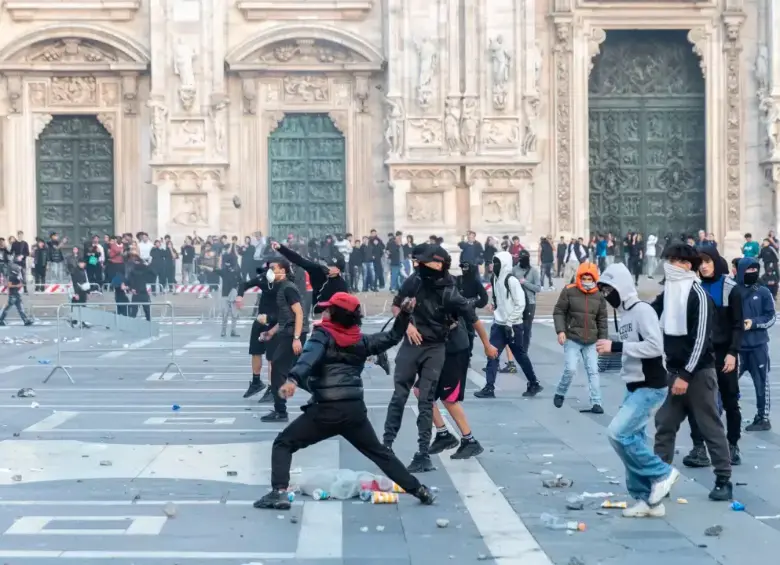Comercios saqueados y enfrentamientos con la Policía marcaron la segunda jornada de disturbios en el centro de Milán, Italia. FOTO EUROPAPRESS