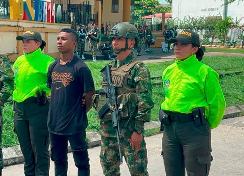 Erueel David Mendoza Escobar, alias Messi Junior, fue capturado conjuntamente por el Ejército y la Policía en Puerto Berrío. FOTO: CORTESÍA