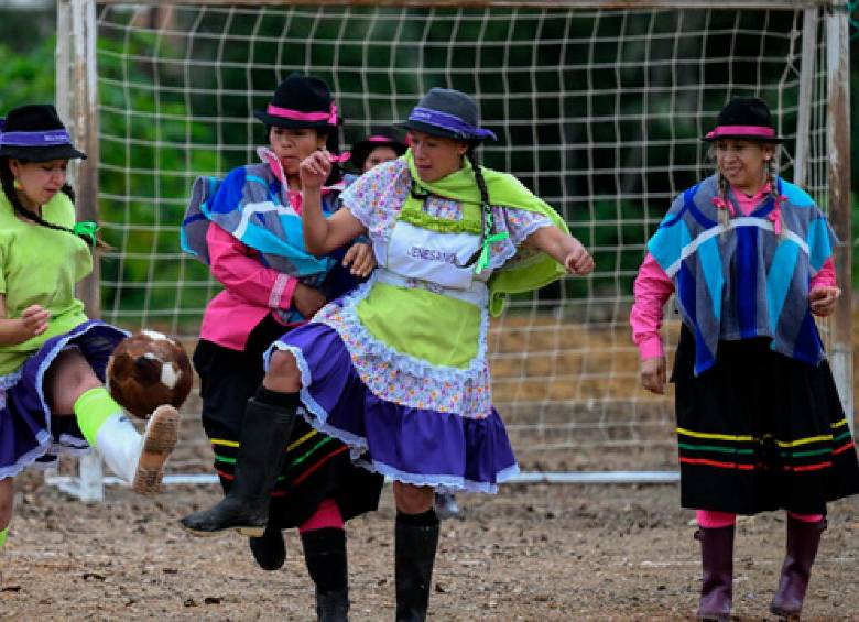 En el torneo de campesinas juegan ocho equipos, cada uno integrado por 10 deportistas. FOTO AFP