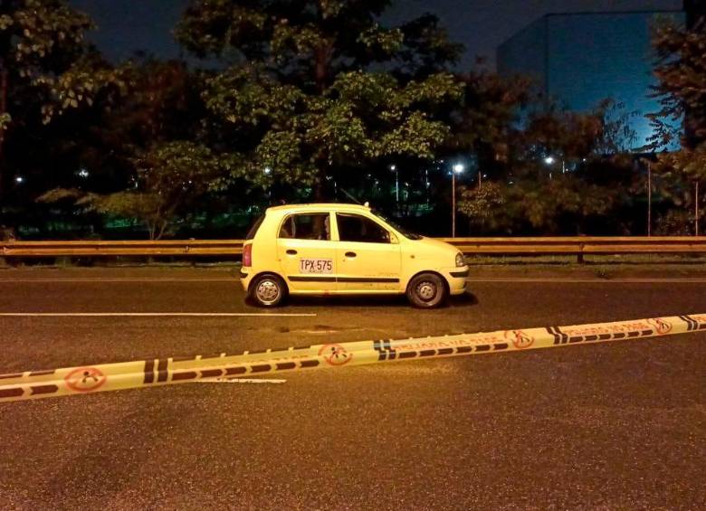 El taxi fue abordado por los sicarios en Parques del Río tras recoger a la víctima en la Terminal del Norte. FOTO: CORTESÍA