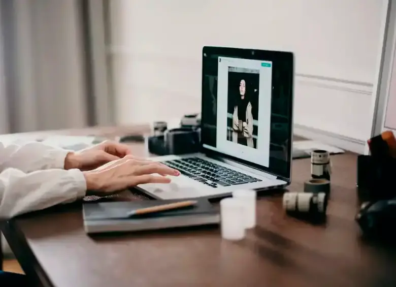 El trabajo remoto ha abierto nuevas oportunidades para madres cabeza de hogar, jóvenes sin experiencia y profesionales que buscan flexibilidad laboral. FOTO: GETTY
