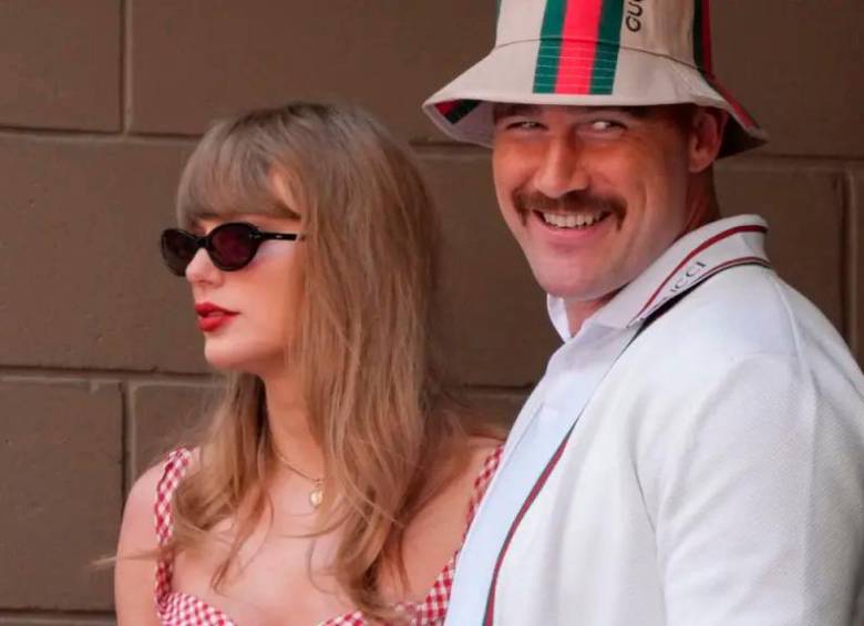 La cantante Taylor Swift y el deportista Travis Kelce protagonizan uno de los romances más comentados de la farándula mundial. Foto: Afp.