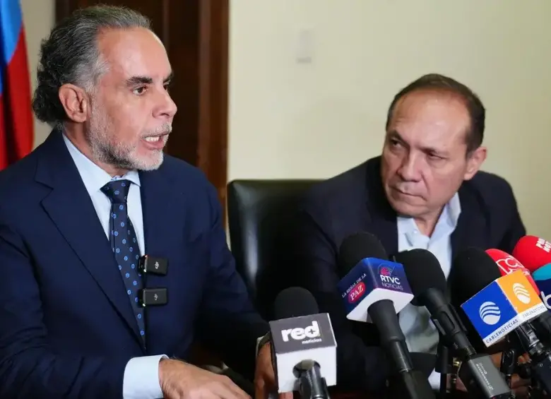 El ministro del Interior, Armando Benedetti; y el ministro de Trabajo, Antonio Sanguino. FOTO: Cortesía Ministerio del Trabajo