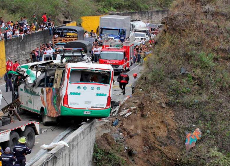 Este fue el accidente que se presentó en la vía que conecta a Pasto con Mojarras, en la madrugada del sábado, cuando un bus perdió los frenos y colisionó contra la baranda de contención de la carretera. 20 personas fallecieron y 15 resultaron heridas. FOTO cortesía