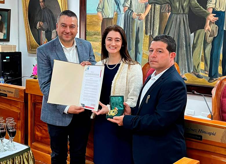 La doctora Liliana recibió el reconocimiento de la Alcaldía y el Concejo de Marinilla, destacando su labor y el llevar en alto el nombre del municipio. FOTO CORTESÍA