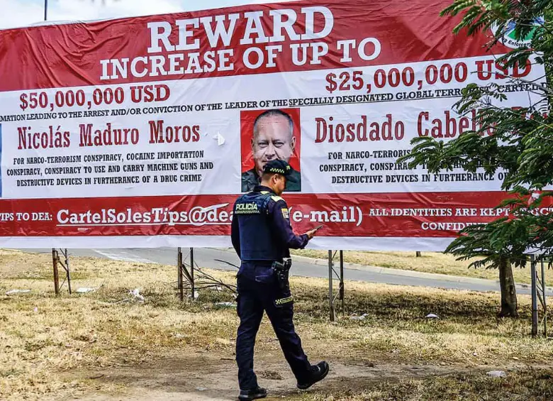 El saludo ocurrió mientras EE. UU. evaluaba lanzar panfletos en Caracas reiterando la recompensa de 50 millones por Maduro. FOTO: AFP.
