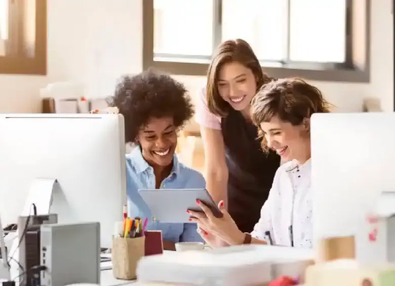 Personas disfrutando de un momento de esparcimiento, tras una pausa en su jornada laboral. FOTO: GETTY