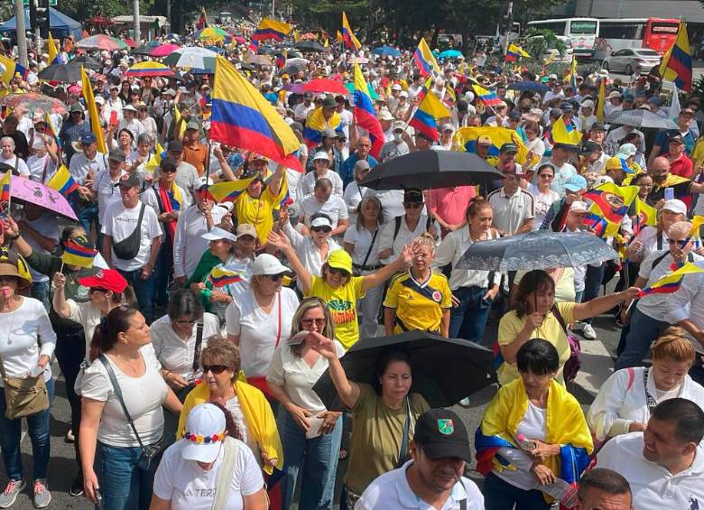 Los manifestantes en Medellín han mantenido una concentración pacífica hasta el momento. FOTO Manuel Saldarriaga