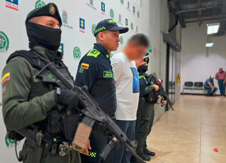 Alias Jota fue capturado en un gran operativo en El Poblado cuando iba en un vehículo particular, de baja gama, el cual estaba blindado como medida de protección. FOTO: CORTESÍA POLICÍA METROPOLITANA