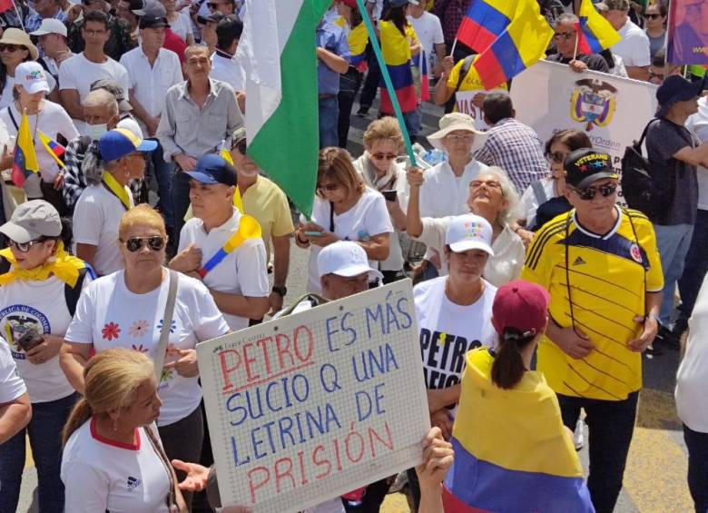 “Marcha de la Mayoría” contra el Gobierno de Gustavo Petro en Medellín. FOTO: Jaime Pérez