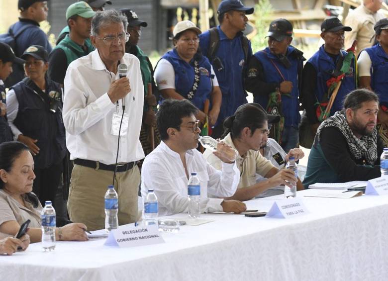 Camilo González Posso, jefe de la delegación de la paz de Gobierno con el Estado Mayor Central de las disidencias de las Farc en Suárez, Cauca. FOTO: Cortesía Presidencia. 
