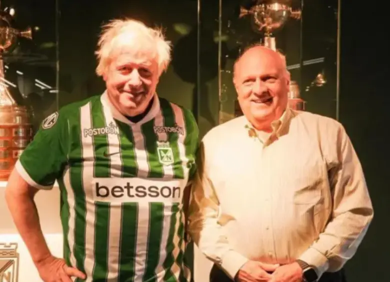En su recorrido por el país, el exprimer ministro del Reino Unido visitó la sede deportiva del club verdolaga. Foto: Redes sociales @nacionaloficial