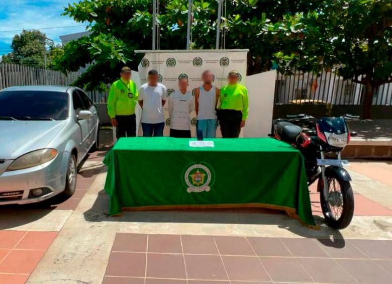 Un carro y una moto fueron incautadas en el operativo de captura de los sospechosos. FOTO: Cortesía Policía