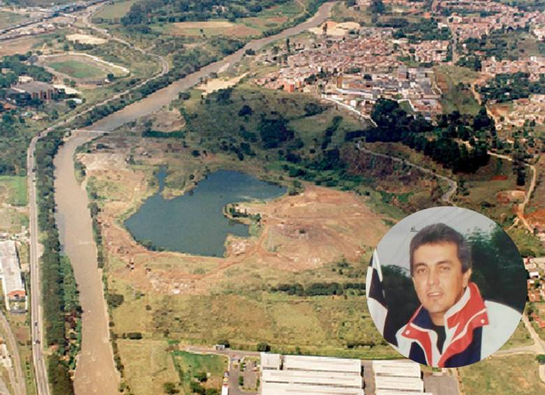 “Medellín necesita un autódromo”, esta fue la idea con la que el ciudadano Hernán Cuartas impulsó desde los años 80 la recuperación de la obra Central Park. En la foto, Hernán Cuartas en el año 1992, acompañado del sector oriente del lote donado por Tulio Ospina. 