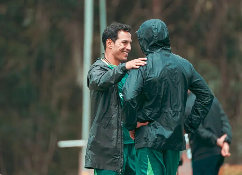 Diego Arias dialogando con uno de sus asistentes durante las prácticas del Verde. FOTO ATLÉTICO NACIONAL