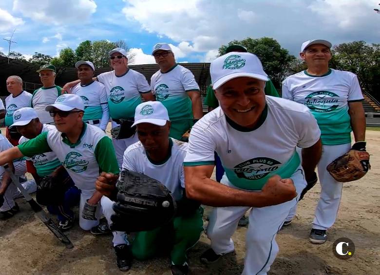 El club Plus 60 Softball de Medellín entrena los martes y jueves en la unidad deportiva Atanasio Girardot. FOTO: EL COLOMBIANO