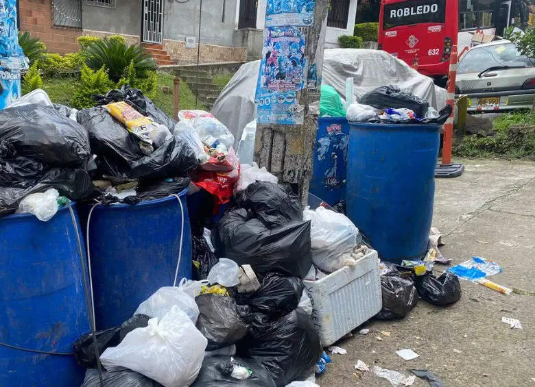 En vez de mejorar, empeora: en 2025 aumentaron en un 41% las sanciones por arrojar basuras en el espacio público de Medellín