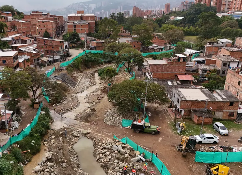 Una de las intervenciones importantes de puntos críticos, la realiza la Alcaldía de Medellín en la quebrada Altavista, que recientemente se desbordó y dejó un centenar de familias afectadas. Foto: Cortesía