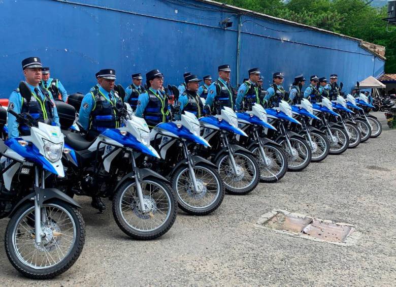 Los agentes posaron con sus nuevas motocicletas, con las cuales podrán agilizar las atenciones de incidentes o hacer los controles respectivos. FOTO: CORTESÍA ALCALDÍA DE BELLO