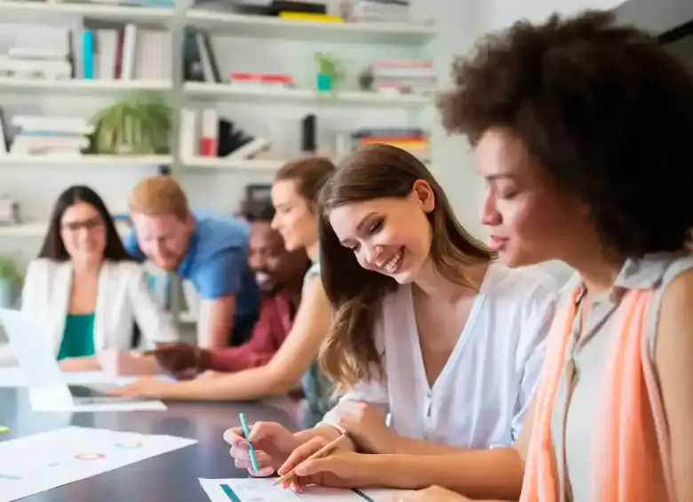 Jóvenes de Cali podrán acceder a un programa de formación en ventas y servicio al cliente, con respaldo de Tiendas Ara y el Politécnico PIO. FOTO: Getty