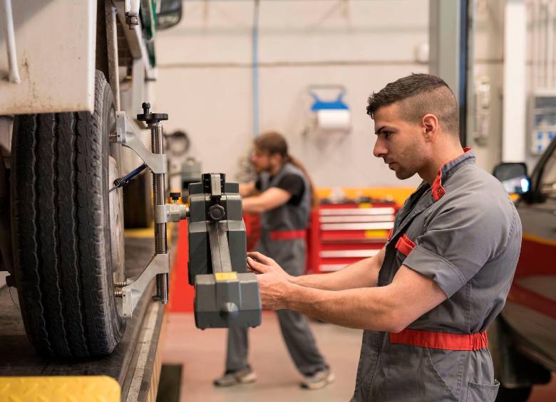 Las vacantes para mecánicos incluyen mantenimiento de vehículos livianos, pesados y maquinaria especializada. FOTO: GETTY