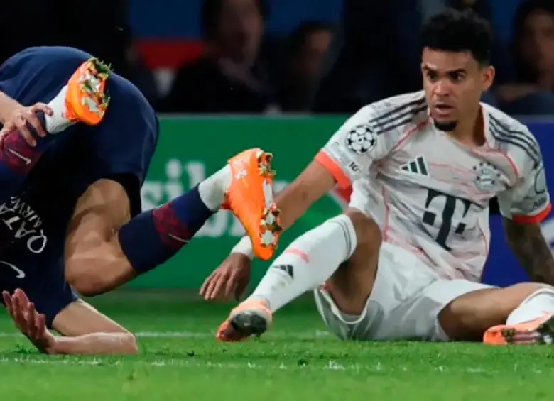 Luis Díaz y Achraf Hakimi tras la polémica acción que terminó en la expulsión del colombiano en la Champions. FOTO AFP
