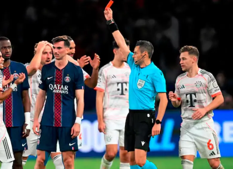 La imagen de la última expulsión de Luis Díaz, con el Bayern Múnich ante el PSG en la Champions. FOTO @CHAMPIONSLEAGUE
