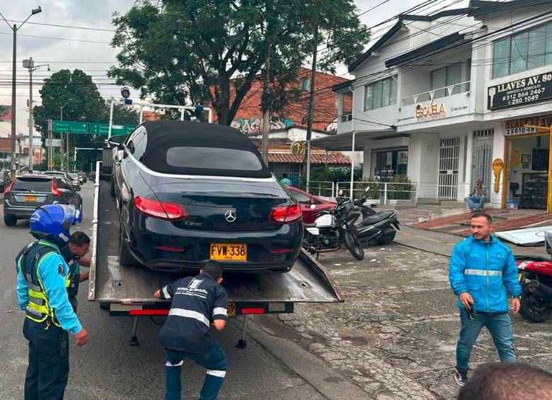 Así inmovilizaron uno de los carros de alta gama en un operativo que realizaron los agentes de la Secretaría de Movilidad de Medellín en la avenida 80. FOTO: CORTESÍA