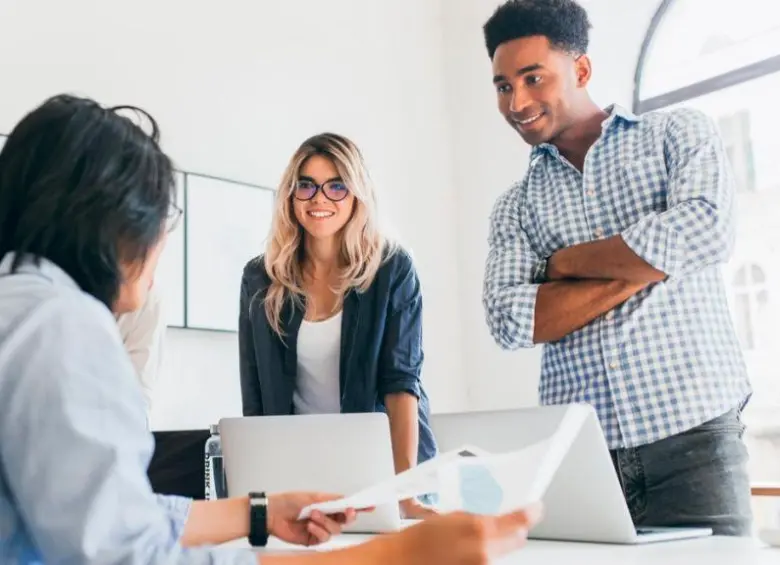 Accenture, con más de 15.000 colaboradores en Colombia, fortalece su presencia en Medellín con nuevas vacantes laborales. FOTO: Getty