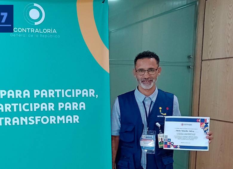 Adolfo destaca que el proceso con la Contraloría General de Nación impulsó la recuperación de la obra a través de mesas de diálogo con la administración municipal, la comunidad y las entidades implicadas, además lo formó como veedor ciudadano para ejercer su rol con mejores herramientas. En la foto, Adolfo Taborda en el II Encuentro Nacional de Veedores y Actores Sociales en Bogotá, 2024.