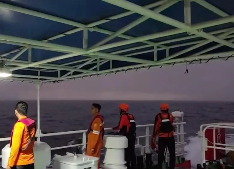Del naufragio en Indonesia, alrededor de 57 personas fueron rescatadas (50 el jueves, 5 el sábado rescatadas por pescadores, y los 2 de la isla desierta el domingo). Aún quedan 18 personas desaparecidas en el mar. Foto: AFP