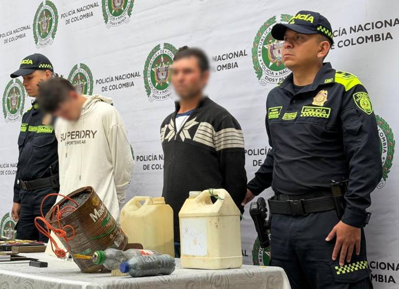 Los dos hombres capturados fueron dejados a disposición de la Fiscalía General de la Nación. FOTO: Cortesía Secretaría de Seguridad de Medellín