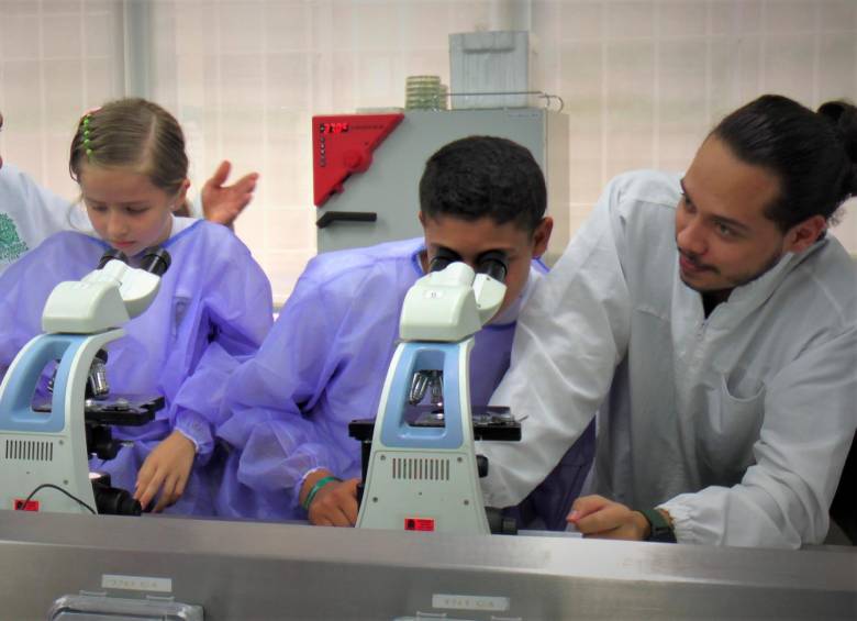 Los menores participantes de estos cursos tienen la posibilidad de hacer uso de los equipos de la Universidad de Antioquia. En la imagen analizan microorganismo en el agua. FOTO CORTESÍA