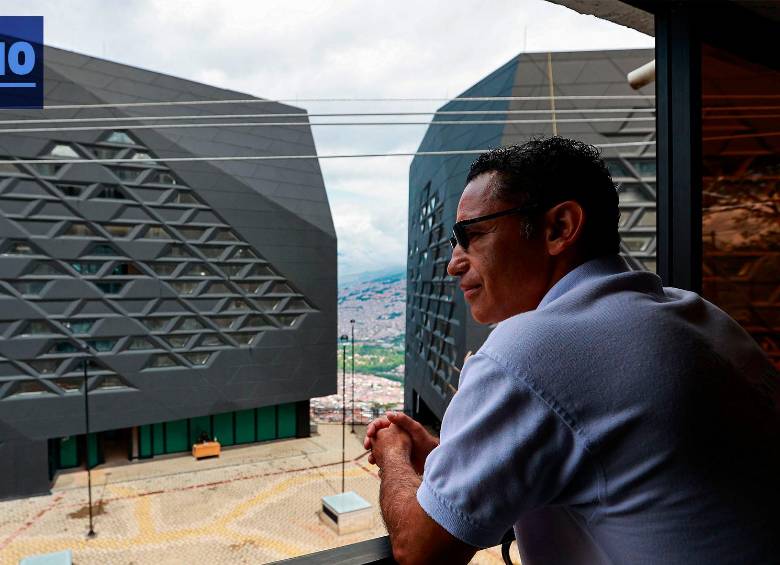 Tras 20 años de participar en la ejecución de la obra -desde su planeación-, Taborda afirma que, aunque el proceso ha sido difícil, la comunidad tiene grandes expectativas: “Vemos que hay voluntad política porque nos han acompañado en los diferentes espacios. La comunidad ha luchado esta biblioteca, la ha tratado de conservar, la ha vigilado, la ama y la anhela”. En la foto, Adolfo Taborda desde la ventana de la Junta de Acción Comunal.