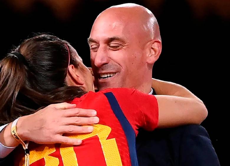 Luis Rubiales podría ir a la cárcel tras el beso que le dio a Jenni Hermoso en la celebración del título del Mundial femenino de 2023. FOTO: AFP