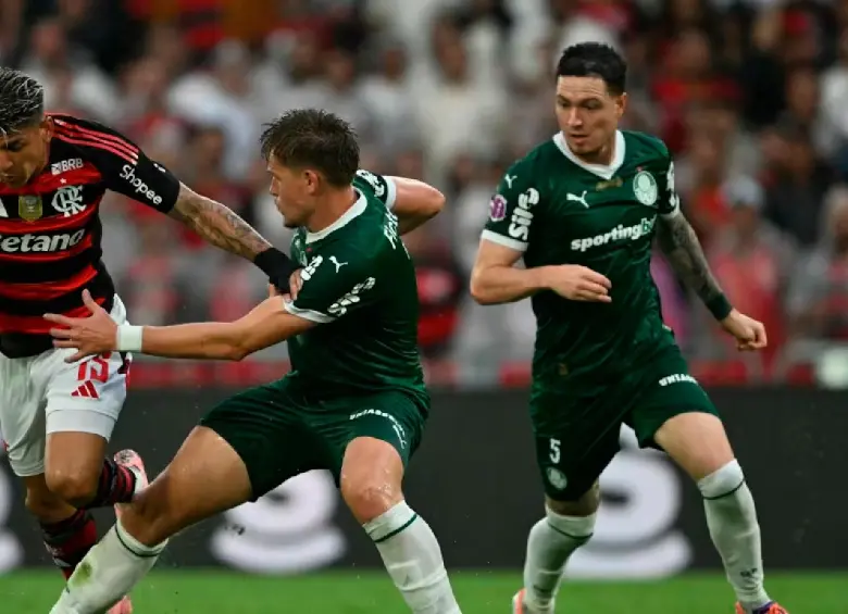 Jorge Carrascal (izquierda), el único jugador colombiano que estará presente en la final de la Copa Libertadores-2025. FOTO: AFP