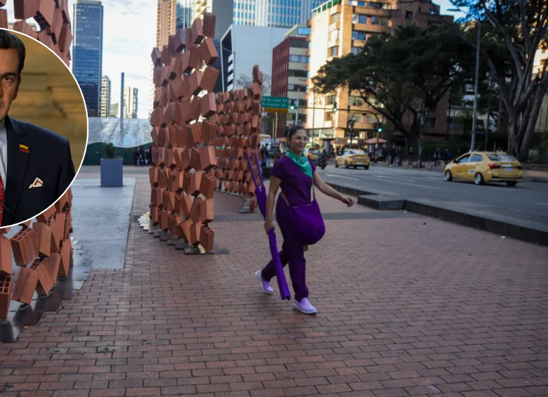 Frente al Museo Nacional, diferentes grupos se reunieron en contra de la desmatelación de obras de arte. Foto: Colprensa