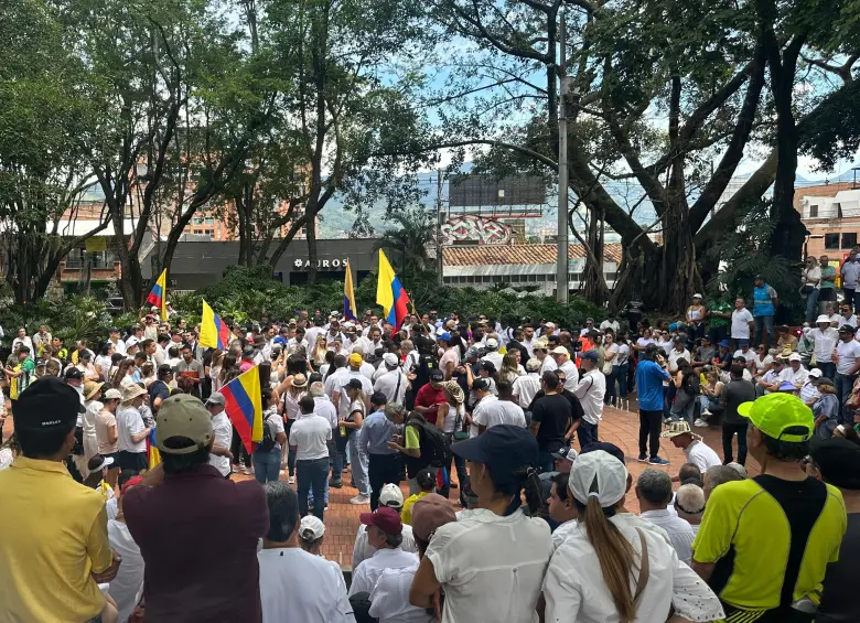 Emotiva manifestación en Medellín en rechazo al atentado a Miguel Uribe; oraciones y súplicas por la salud del precandidato