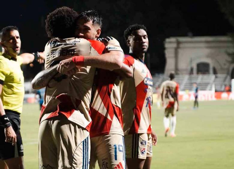 El festejo entre dos hombres fundamentales del actual proceso, Didier Moreno y el goleador Fydriszewski. FOTO CONMEBOL