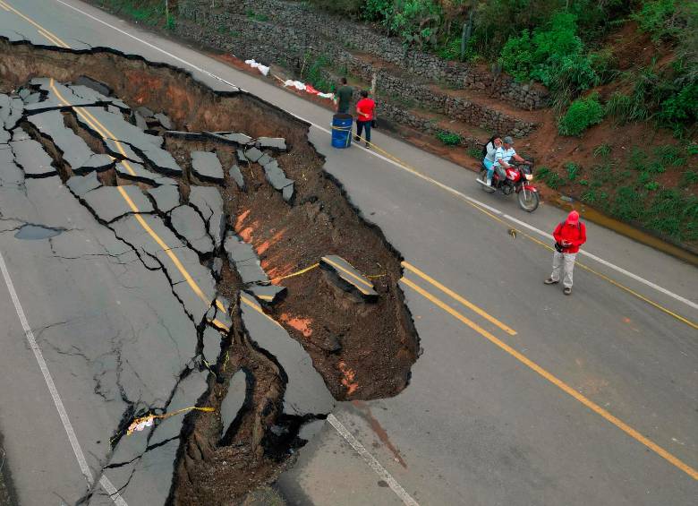 Las lluvias están generando la socavación de vías, como esta emergencia que se presentó en Buenaventura. FOTO Getty