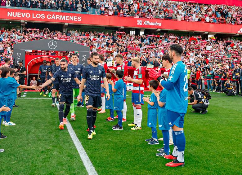 Los futbolistas del Granada de España le hicieron una calle de honor a los del Real Madrid antes del inicio del partido por ser los campeones de esta edición de la Liga. FOTO: TOMADA DEL X DE @realmadrid