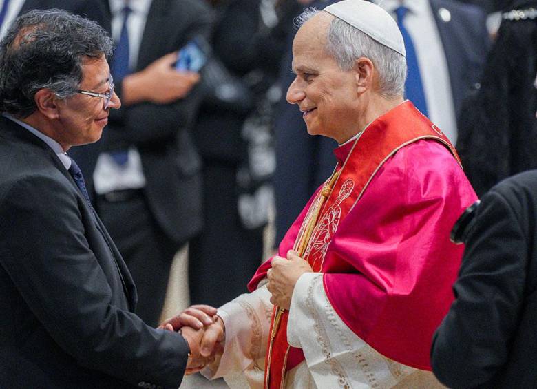 Primer saludo del presidente Gustavo Petro con León XIV en Roma este 18 de mayo de 2025. FOTO: PRESIDENCIA