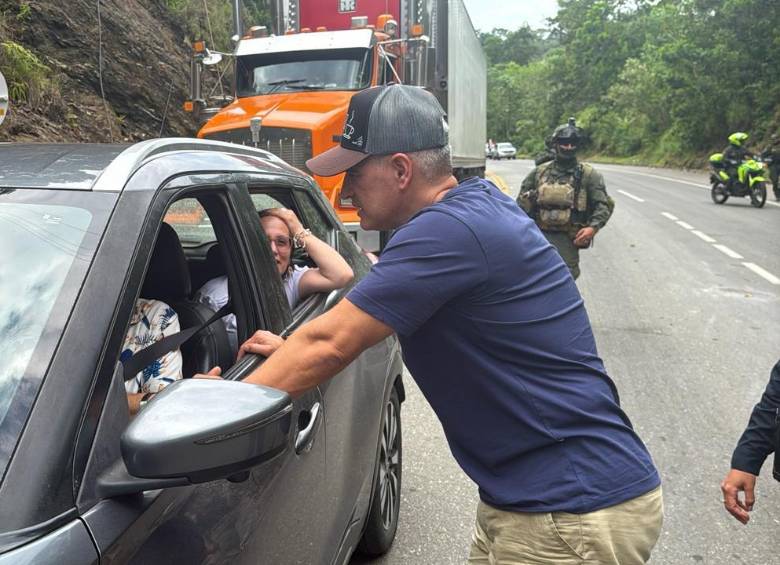 El gobernador de Antioquia, Andrés Julián Rendón, lideró una visita a la zona durante los operativos para restablecer el paso. FOTO: Cortesía Gobernación