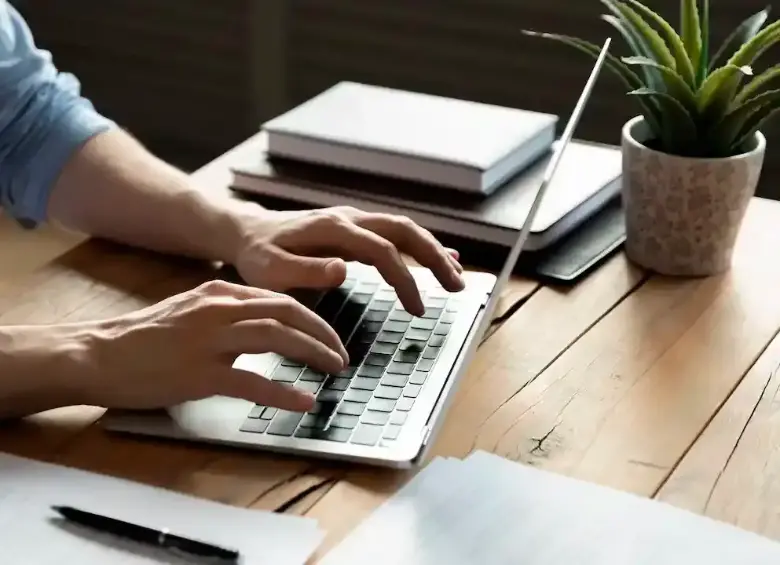 Jóvenes y personas en búsqueda de su primer empleo encuentran opciones en diferentes sectores como ventas, servicio al cliente y logística. FOTO: GETTY