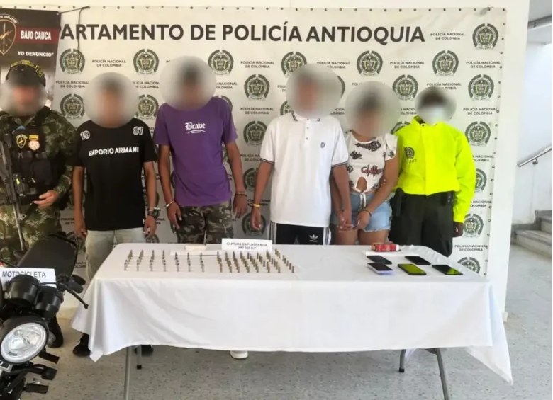 Capturan a alias “Andrés”, alias “Jirafa” y alias “Claro”, presuntos integrantes de la subestructura Yeison Leudo Chaverra del Clan del Golfo, junto a una menor de edad en Caucasia, Bajo Cauca. FOTO: Policía de Antioquia