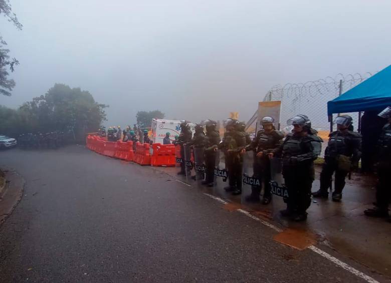 En las vías más afectadas por el paro se dispusieron hombres de la Policía y el Ejército para garantizar la seguridad. FOTO Cortesía