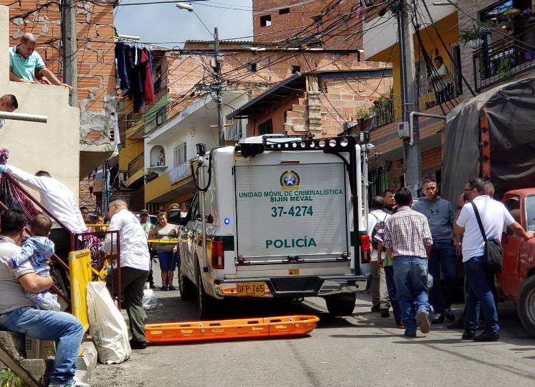 Imagen de referencia de un levantamiento de un cuerpo en el barrio El Playon de Medellín. FOTO: SANTIAGO OLIVARES TOBÓN.