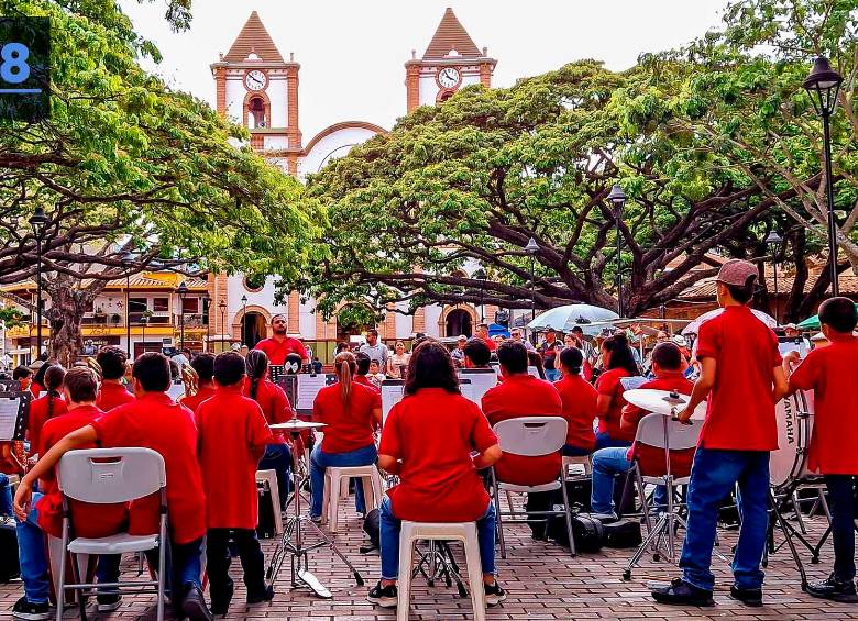 La Corporación Escuela de Música de Ciudad Bolívar beneficia a 450 estudiantes por año en sus diferentes programas: semilleros de fundamentación musical, banda infantil y juvenil, coro, grupos de cámara, músicas andinas y populares, cuerdas pulsadas, cuerdas frotadas, vientos y percusión. Pero además, Wilson Sánchez afirma que este espacio ofrece formación en “valores humanos a través del arte. Música para la vida, ese es nuestro lema”. En las fotos, algunos espacios de la Escuela de Música.
