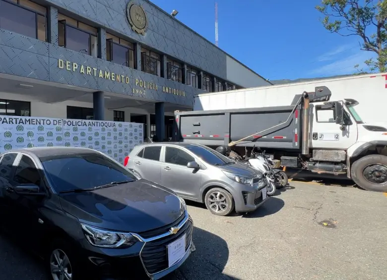 Durante una ceremonia organizada por las autoridades, los propietarios recibieron nuevamente sus vehículos y autopartes. FOTO Policía Antioquia. 