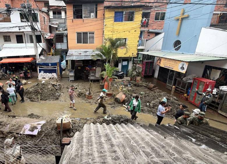 Agua, lodo y piedras en la vía tras aguacero del 9 de octubre. Foto: Alcaldía de Medellín